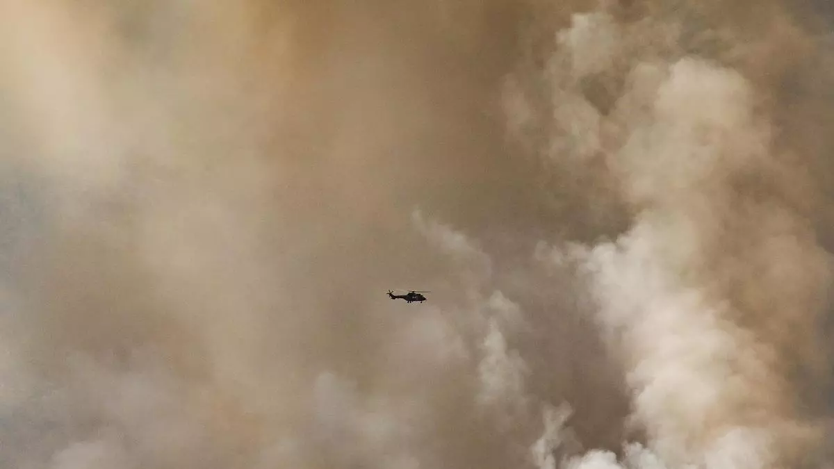 Desde las taquicardias y el dolor de cabeza hasta el ictus: así puede afectar el humo de los incendios a la salud