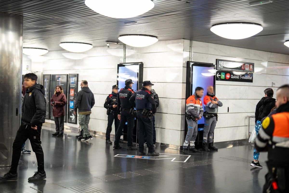 Macrodispositivo de los Mossos junto a la seguridad de TMB en el metro de Barcelona