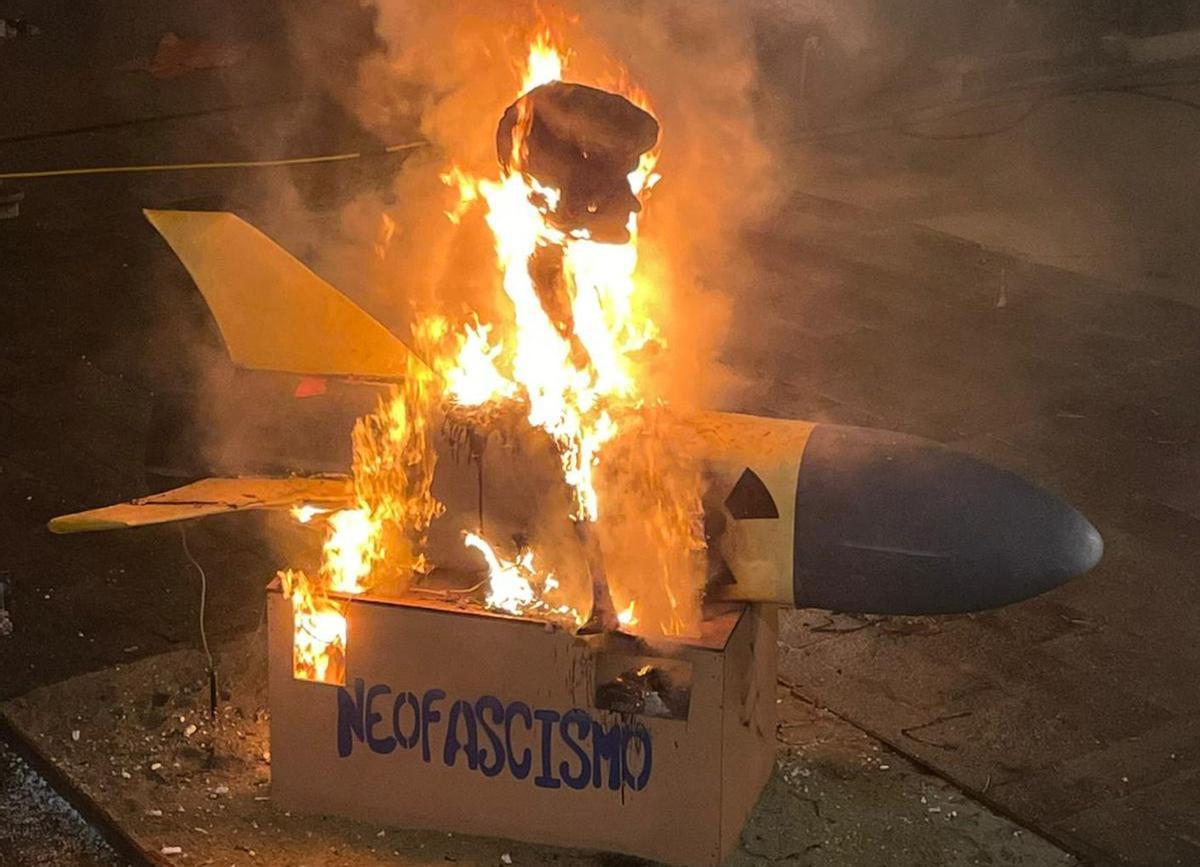 Meco de Redondela, ardendo.   | // D.P.