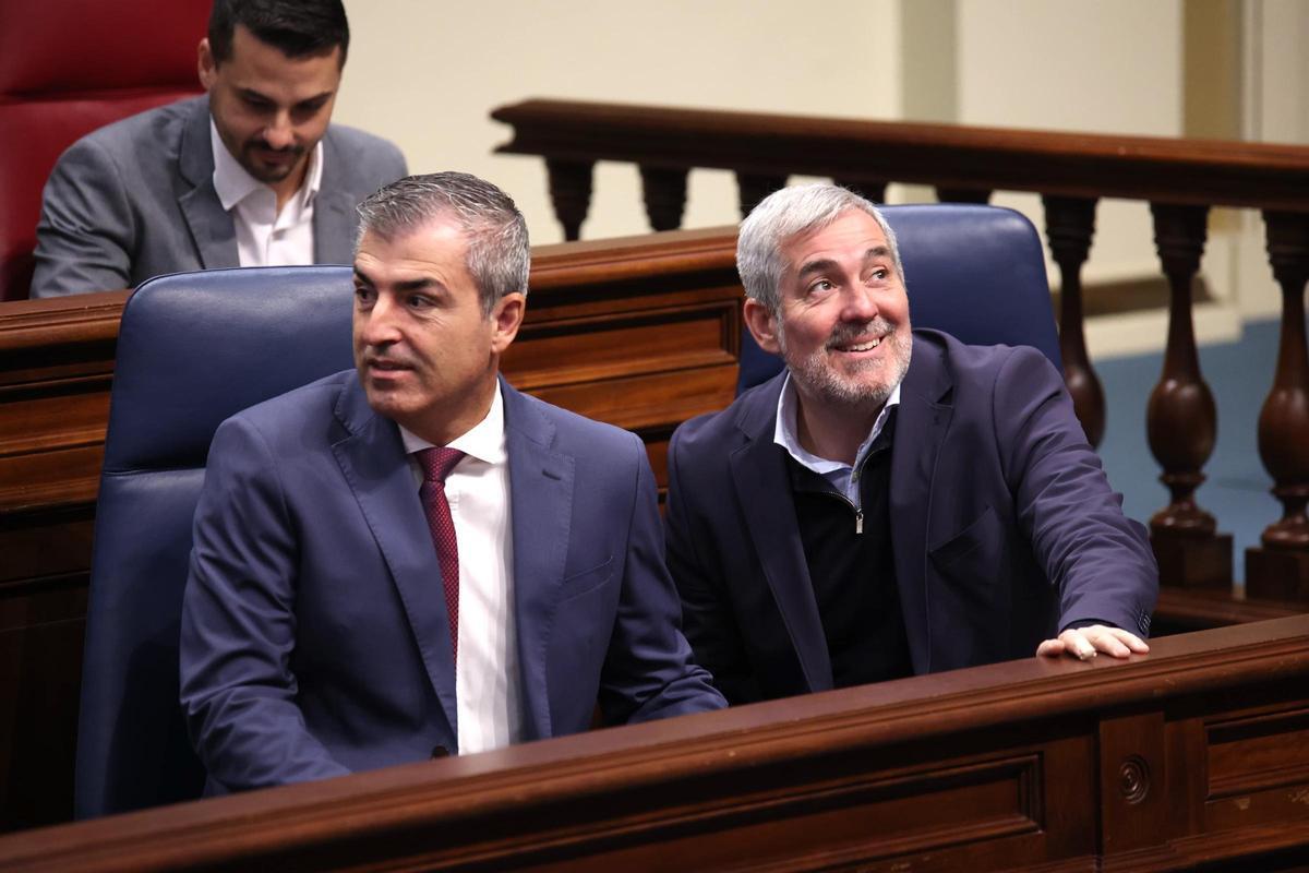 Manuel Domíguez y Fernando Clavijo durante el pleno del Parlamento de Canarias del 10 de diciembre.