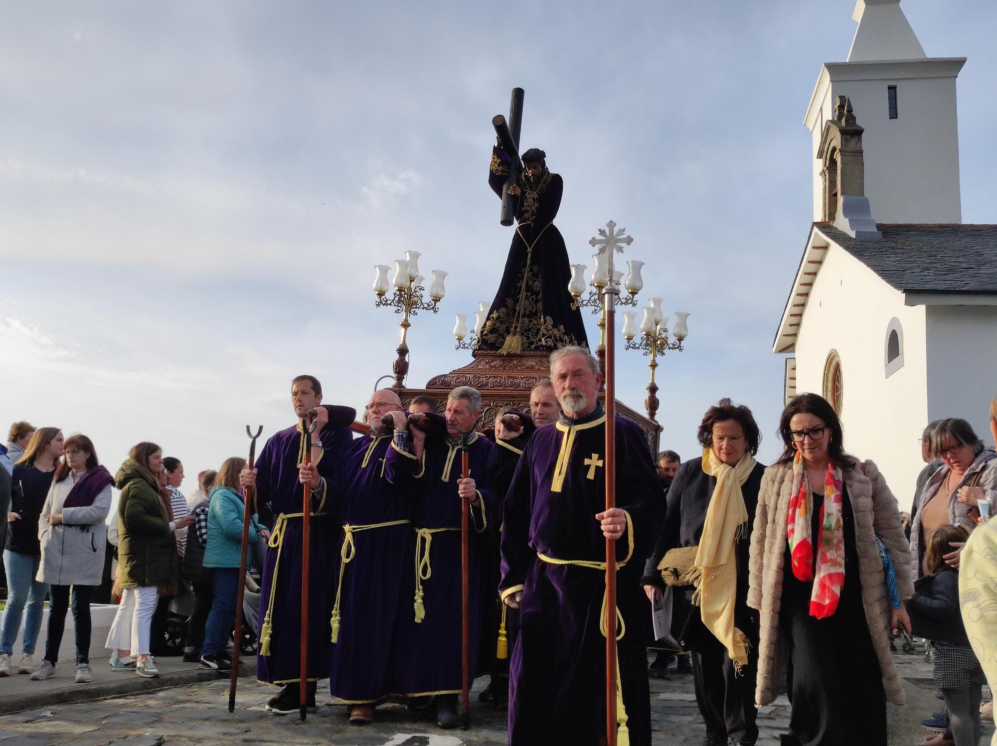 Así fue la procesión de bajada que abre la Semana Santa de Luarca