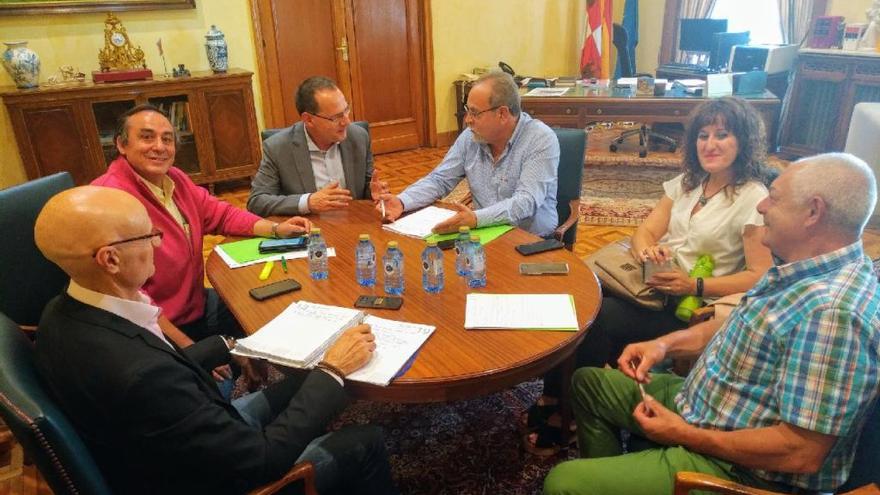 Reunión del alcalde de Fermoselle, José Manuel Pilo, con el subdelegado del Gobierno en Zamora, Ángel Blanco.
