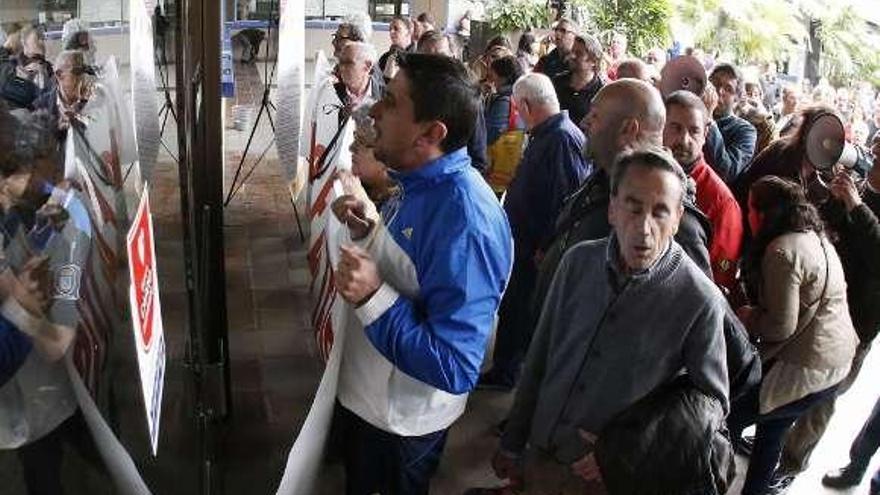 Vecinos de Teis y Coia protestan ante la entrada, que fue cerrada. // R.G.
