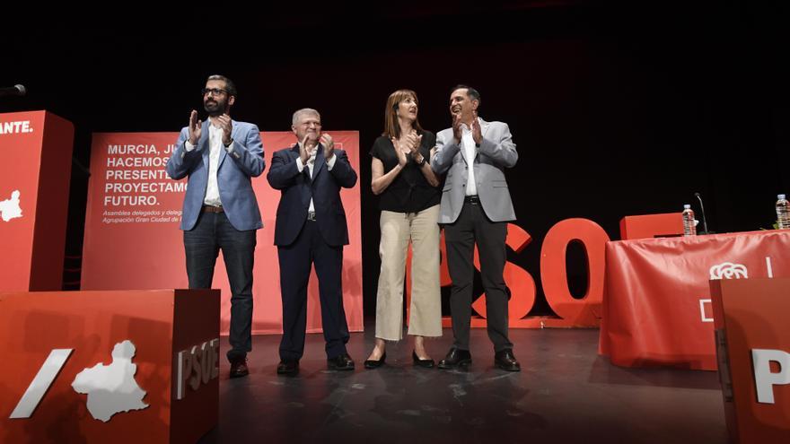 El PSOE regional y nacional arropa a Serrano en la presentación de la nueva ejecutiva de su agrupación