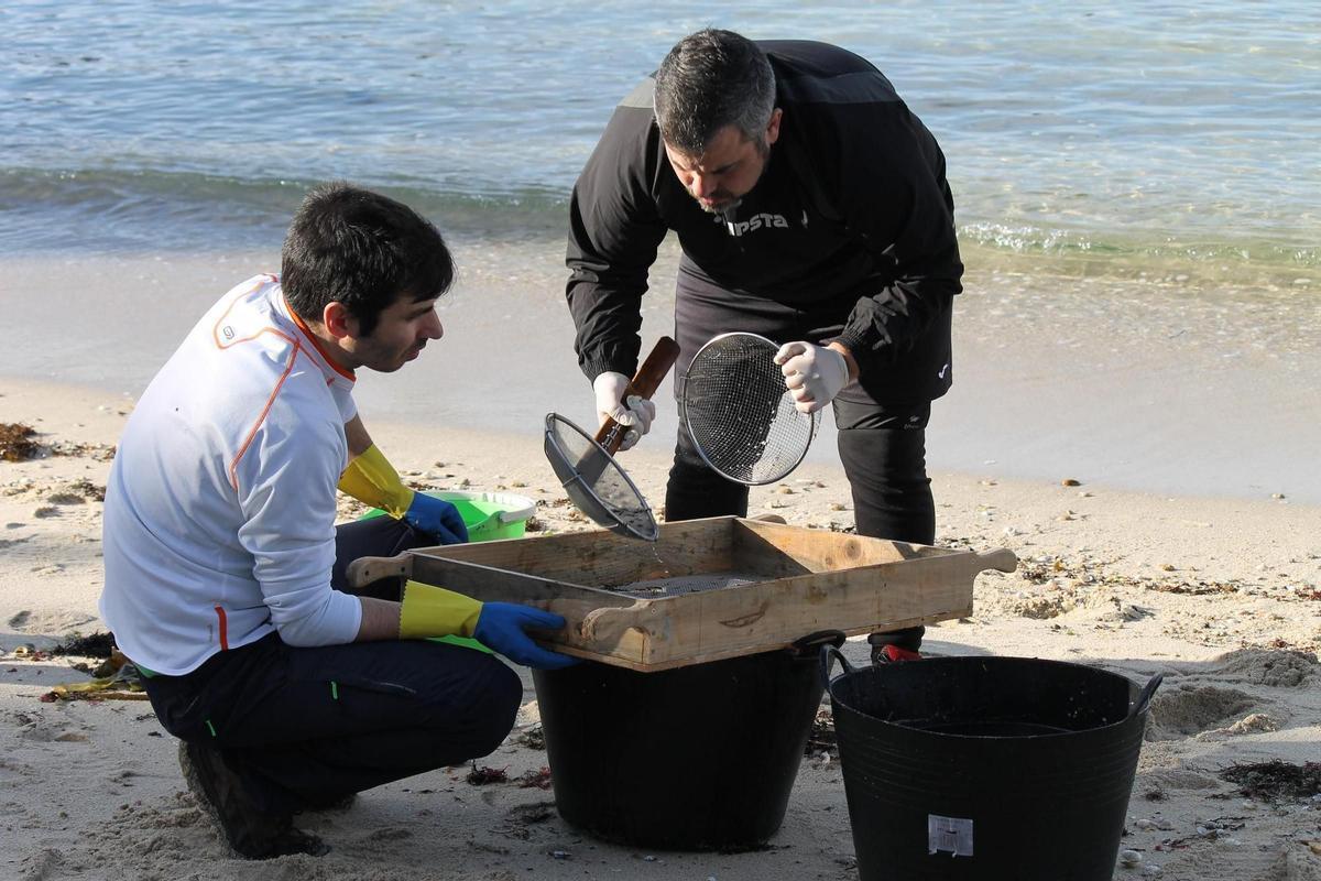 Voluntarios 'luchan' contra la marea de plástico.