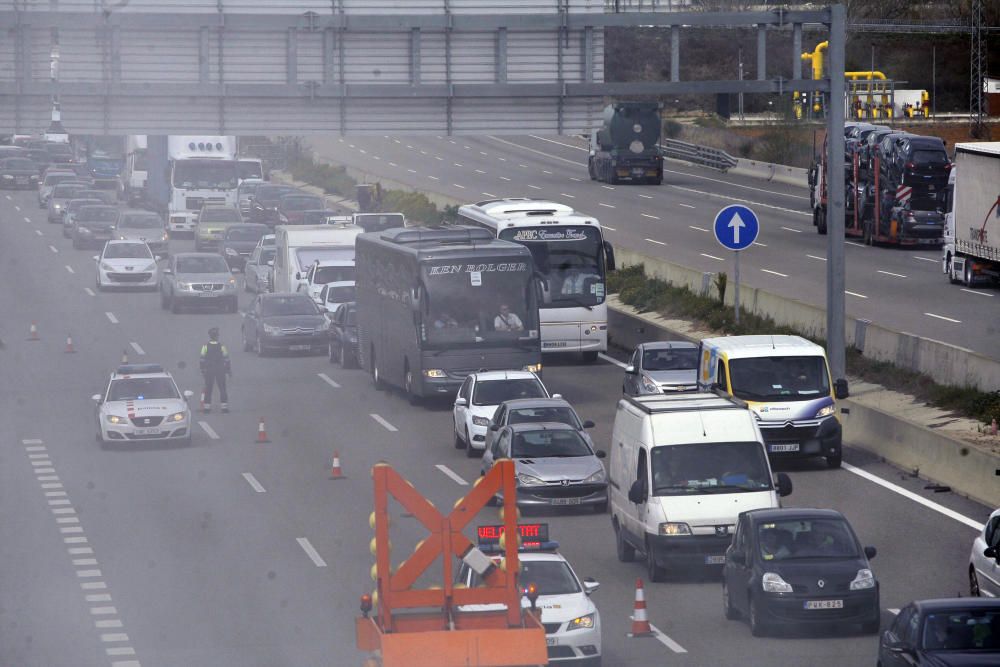 S''incendia un camió a l''AP7 a Salt i provoca cues a l''autopista