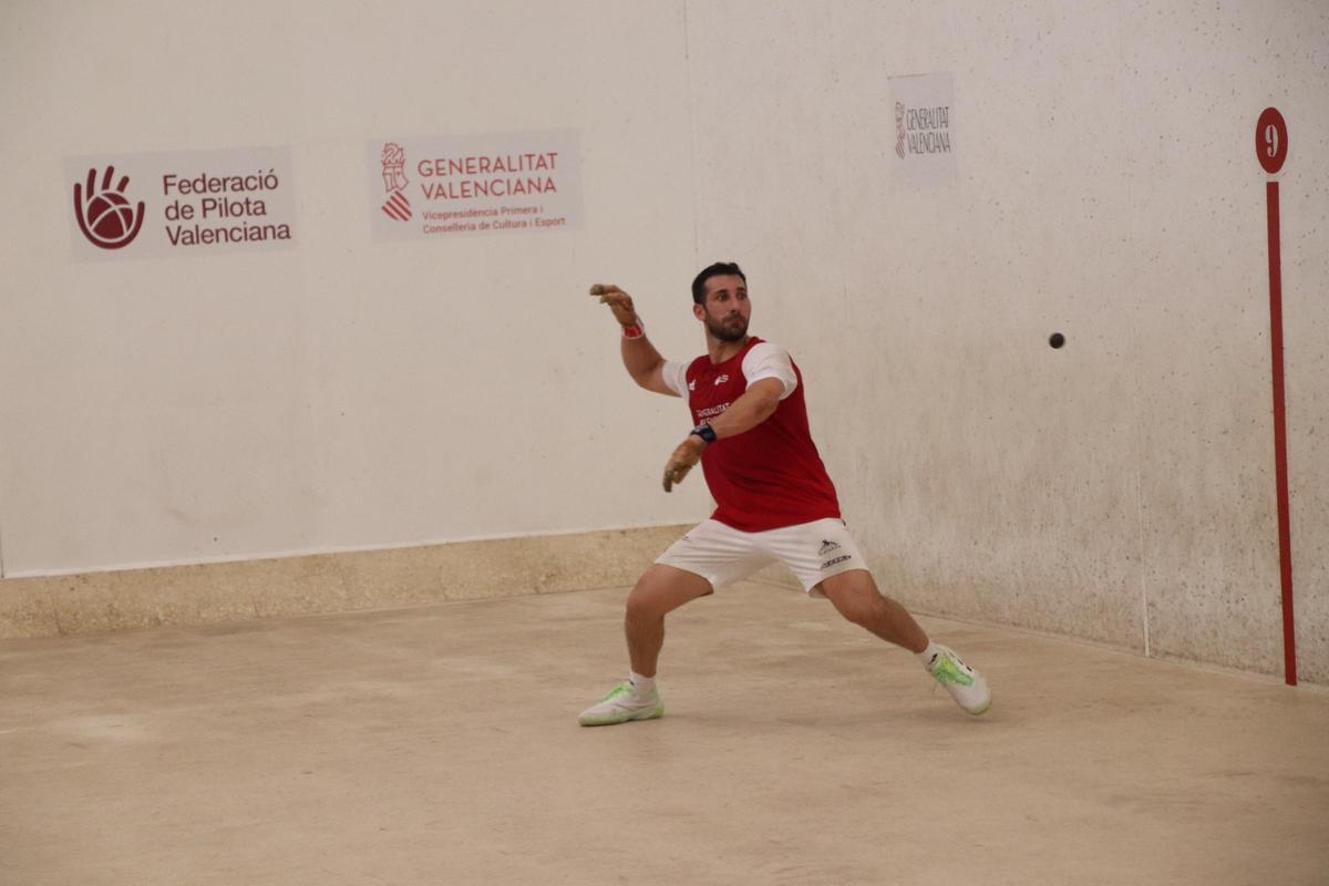 FOTO 2 - Pau CPV Gavarda, en acció al trinquet de Rafelbunyol..JPG