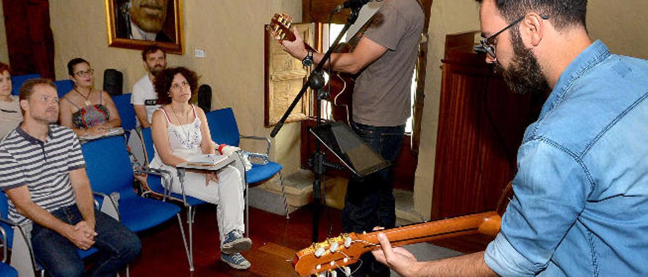 Ari Jiménez y Jesús Garriga imparten el taller en la Casa-Museo León y Castillo.