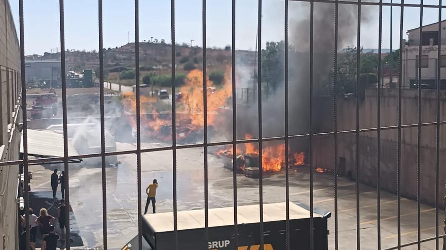 Totes les imatges de l&#039;incendi a l&#039;exterior d&#039;una nau a Sant Fruitós de Bages