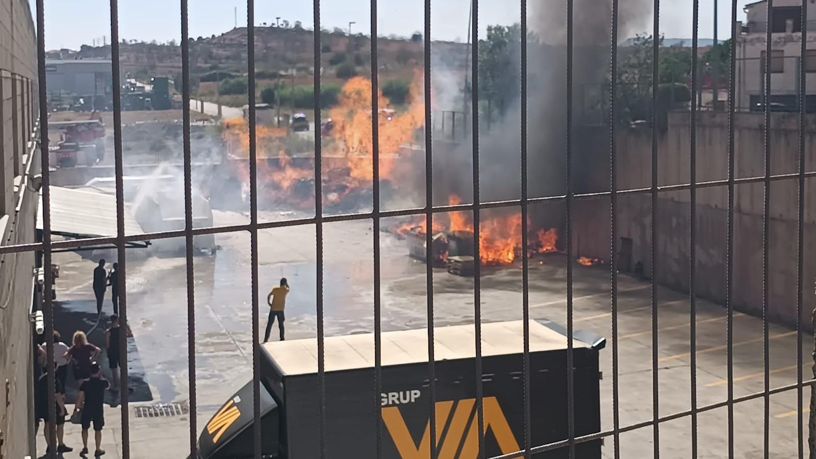 Totes les imatges de l&#039;incendi a l&#039;exterior d&#039;una nau a Sant Fruitós de Bages