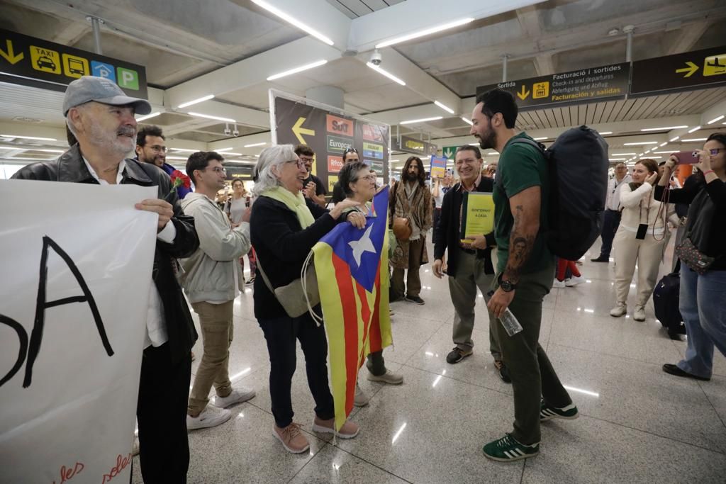 FOTOS │Así ha sido recibido Valtònyc en el aeropuerto de Palma