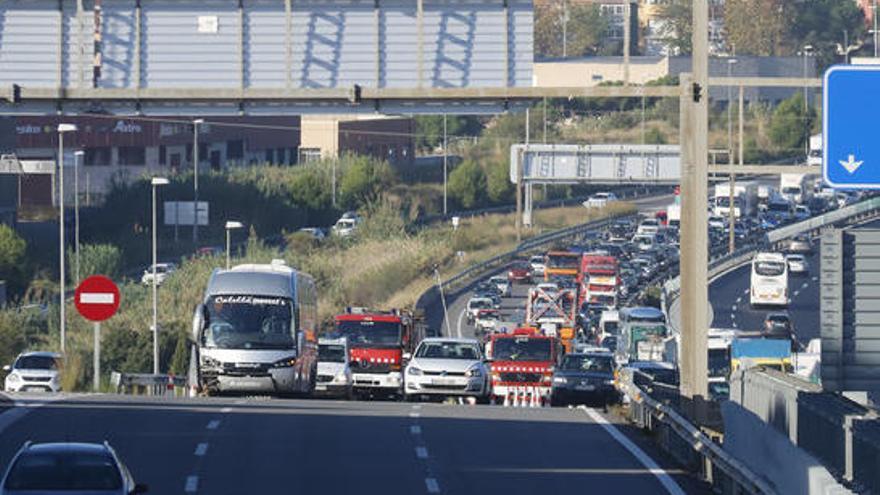 Mor en topar amb el cotxe contra un autocar a la C-32