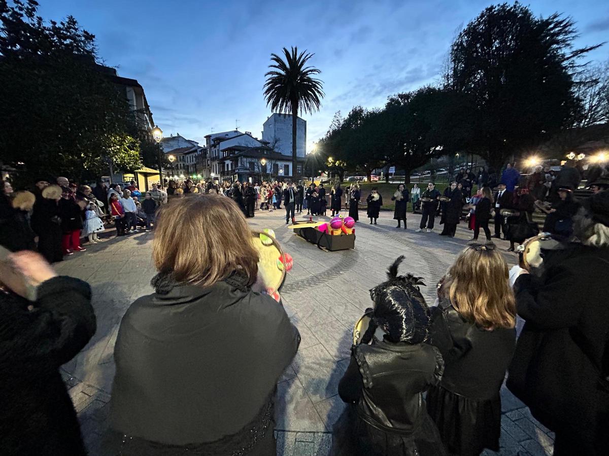 EN IMÁGENES: Grado despide su carnaval y llora el enterro del moscón