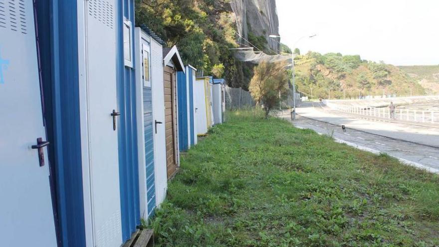 Casetas instaladas en la playa primera de Luarca.