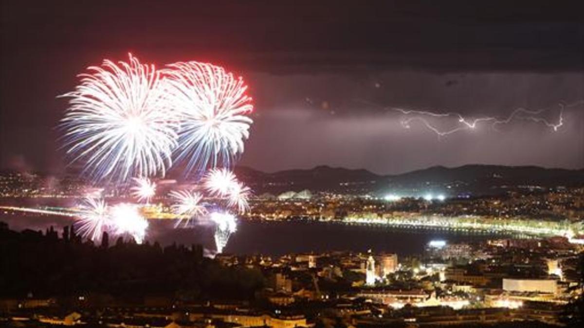 Un momento de los fuegos artificiales de Niza, poco antes del atentado.