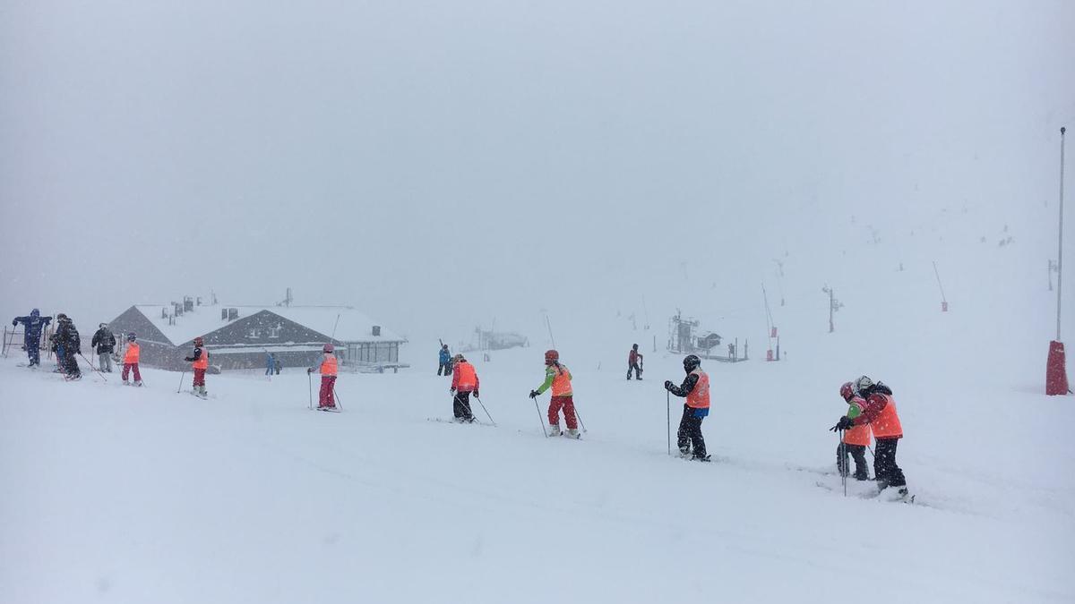 Jóvenes durante la semana blanca en las pistas de Candanchú.