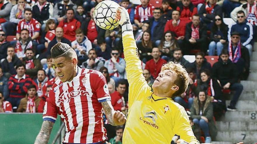 Rubén despeja un balón ante el sportinguista Sanabria. // LNE