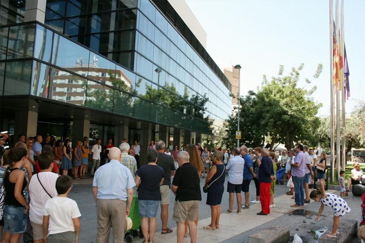 Toda la provincia de Castellón muestra en silencio su repulsa por los atentados