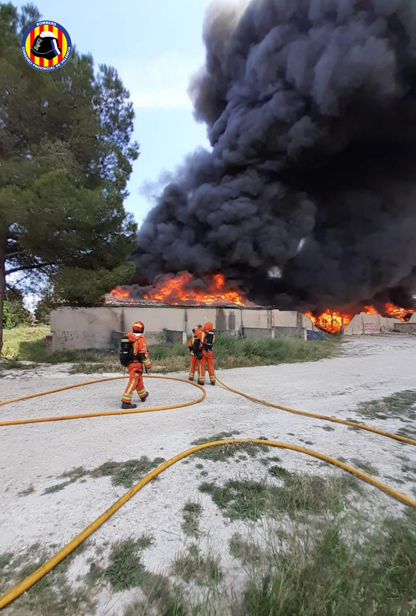 Se desata un incendio en una nave de almacenaje de ropa en L'Olleria