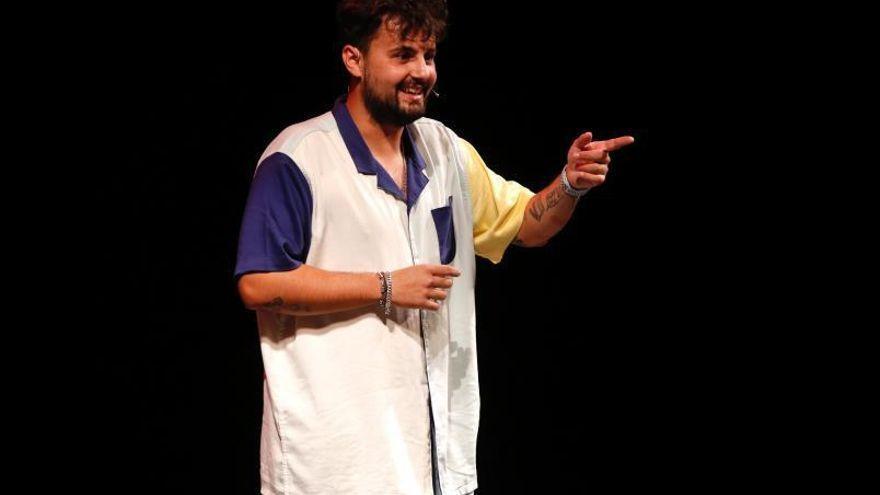 Juan Amodeo durante un show.