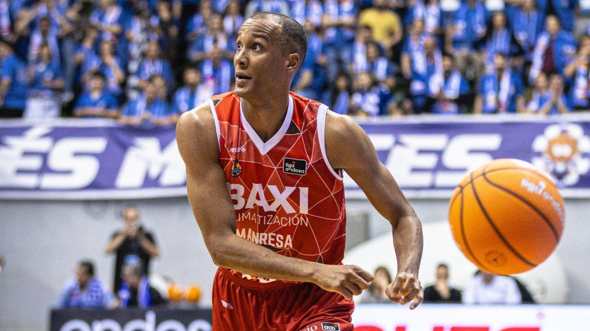 Louis Olinde anotó la canasta ganadora ante el Neptunas Klaipeda