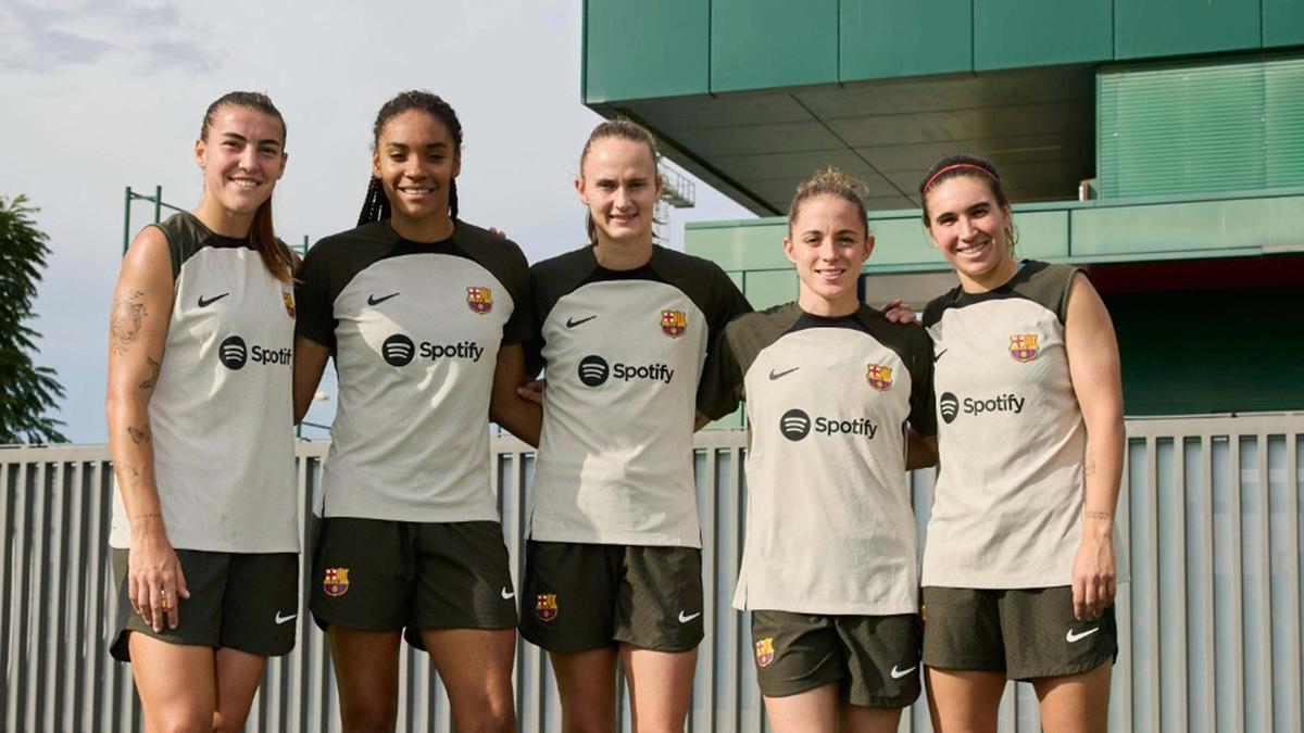 Patri, Salma, Graham, Ona Batlle y Mariona posan para SPORT