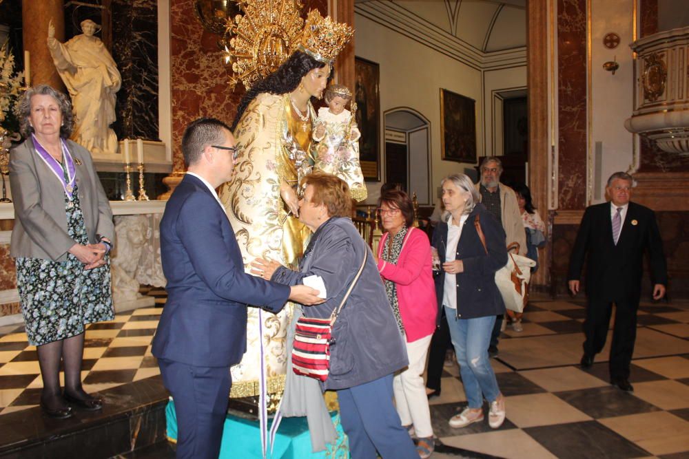 Besamanos de la Virgen de los Desamparados hasta la madrugada