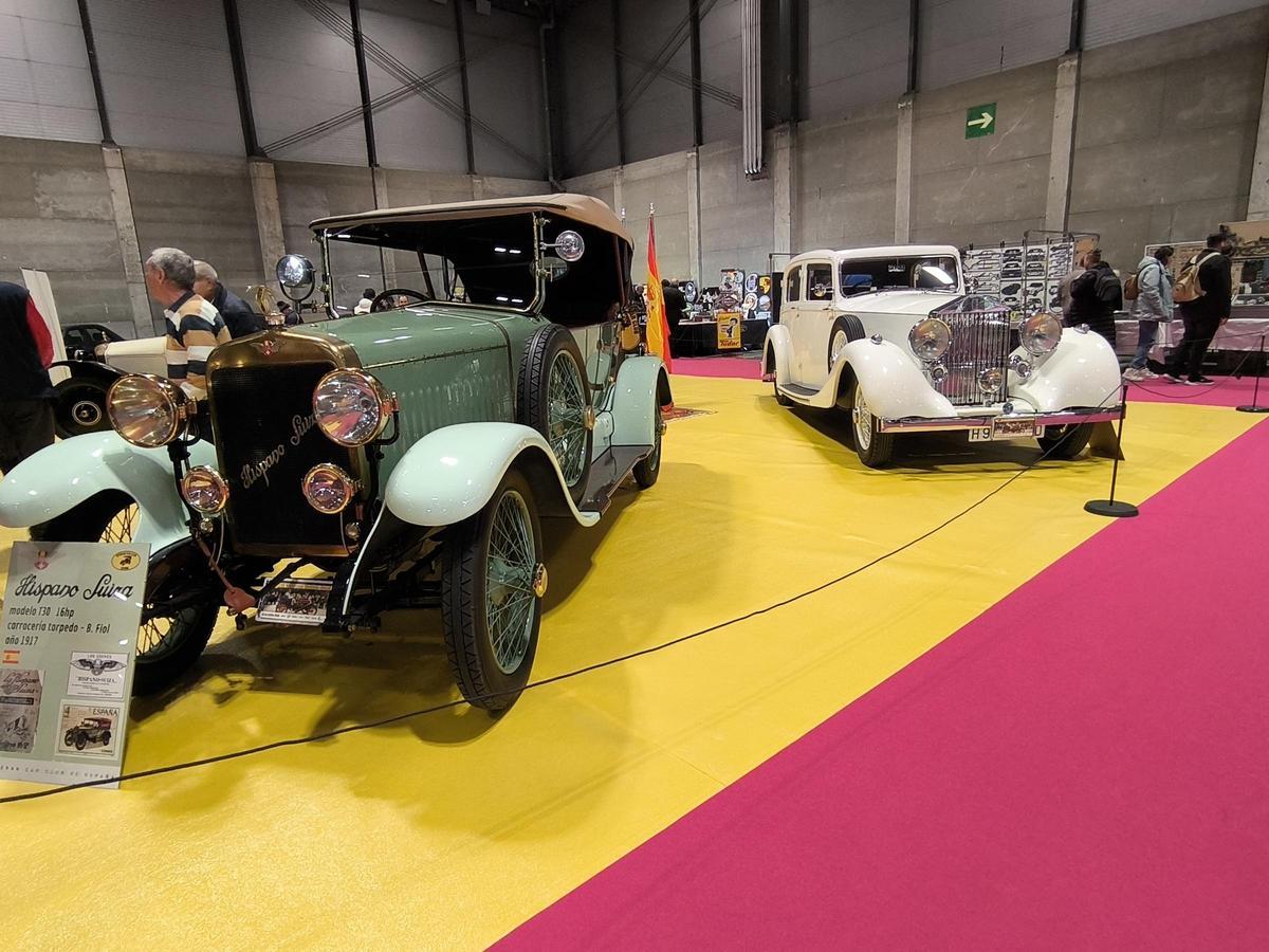 Hispano İsviçre modeli T30 (solda) ve 1937 Rolls-Royce (sağda)