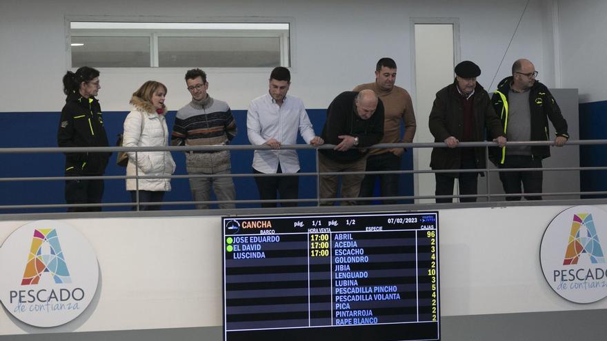 Mamen Gutiérrez, Laura García de la Fuente, Mario Pidal, Salvador Ballesteros, Ramón Álvarez, Manuel Ventura, José Ramón García y Ángel Muñoz, ayer, en el balcón de la cancha de subastas de Nueva Rula de Avilés. | María Fuentes