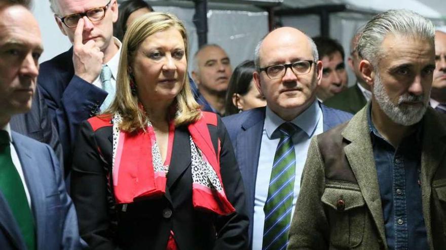 La consejera de Economía, Pilar del Olmo y Sergi Arola (primero por la derecha), en la inauguración de la piscifactoría.