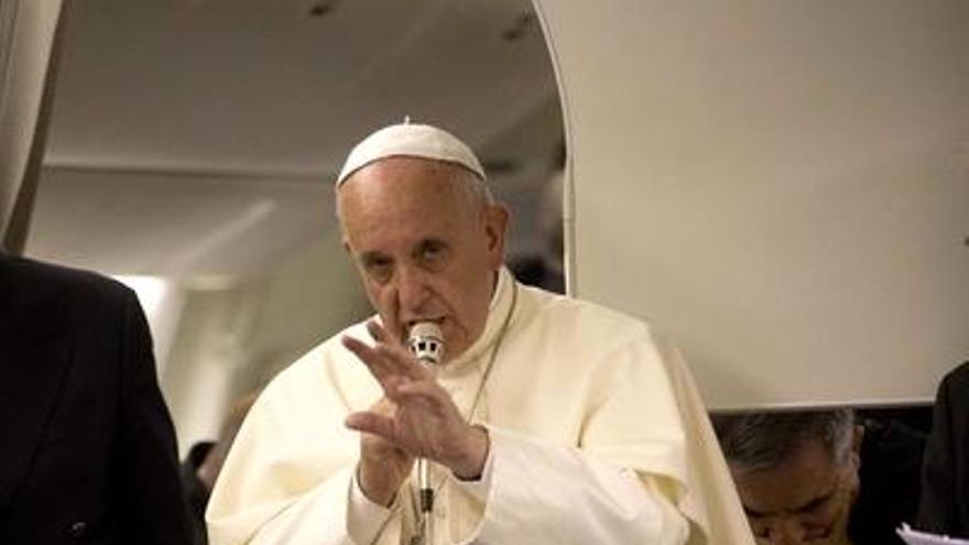 El papa Francisco deja &quot;la puerta abierta&quot; a que los sacerdotes puedan casarse