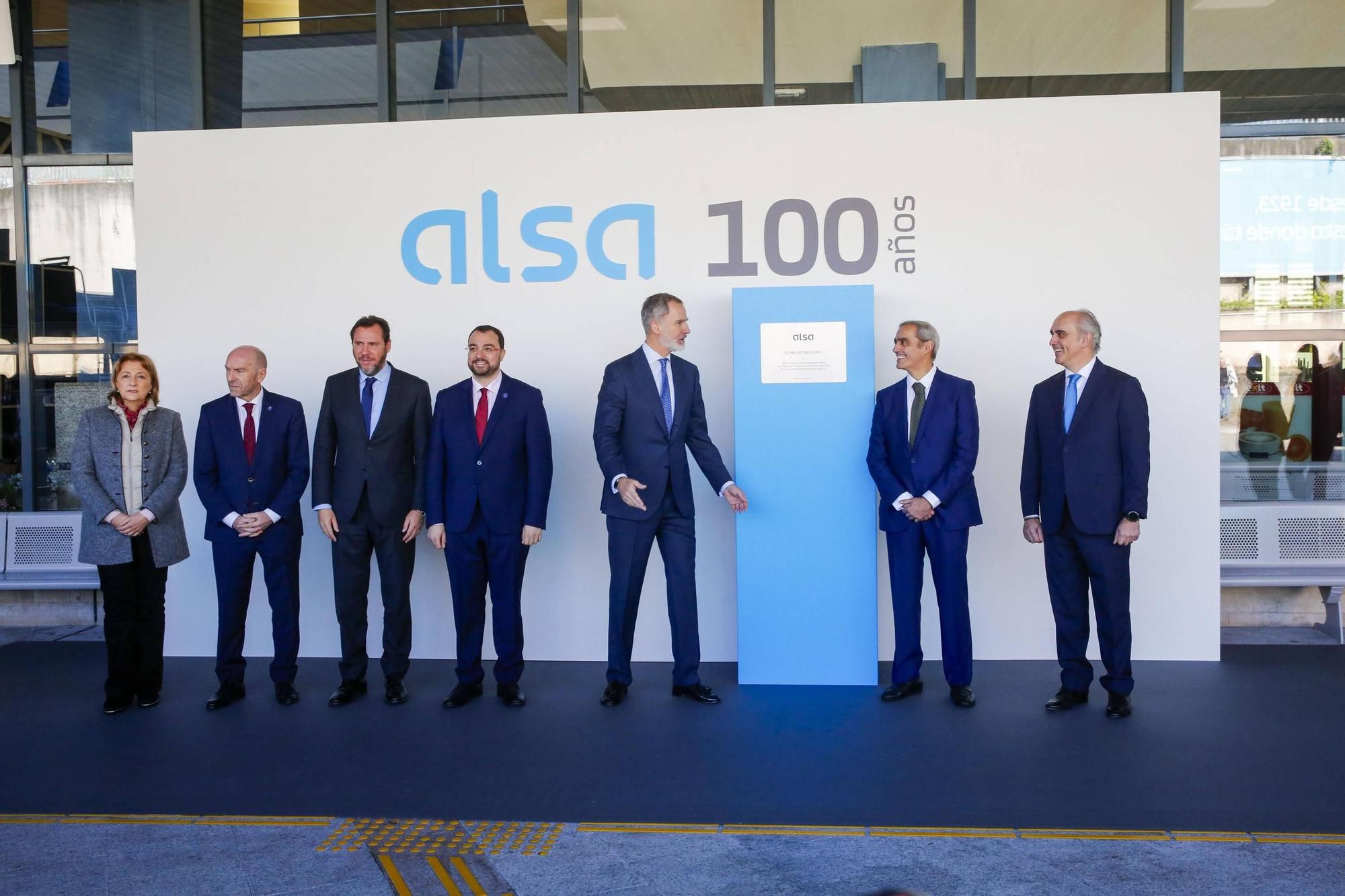 EN IMÁGENES: El Rey visita la estación de autobuses de Oviedo para conmemorar los 100 años de Alsa