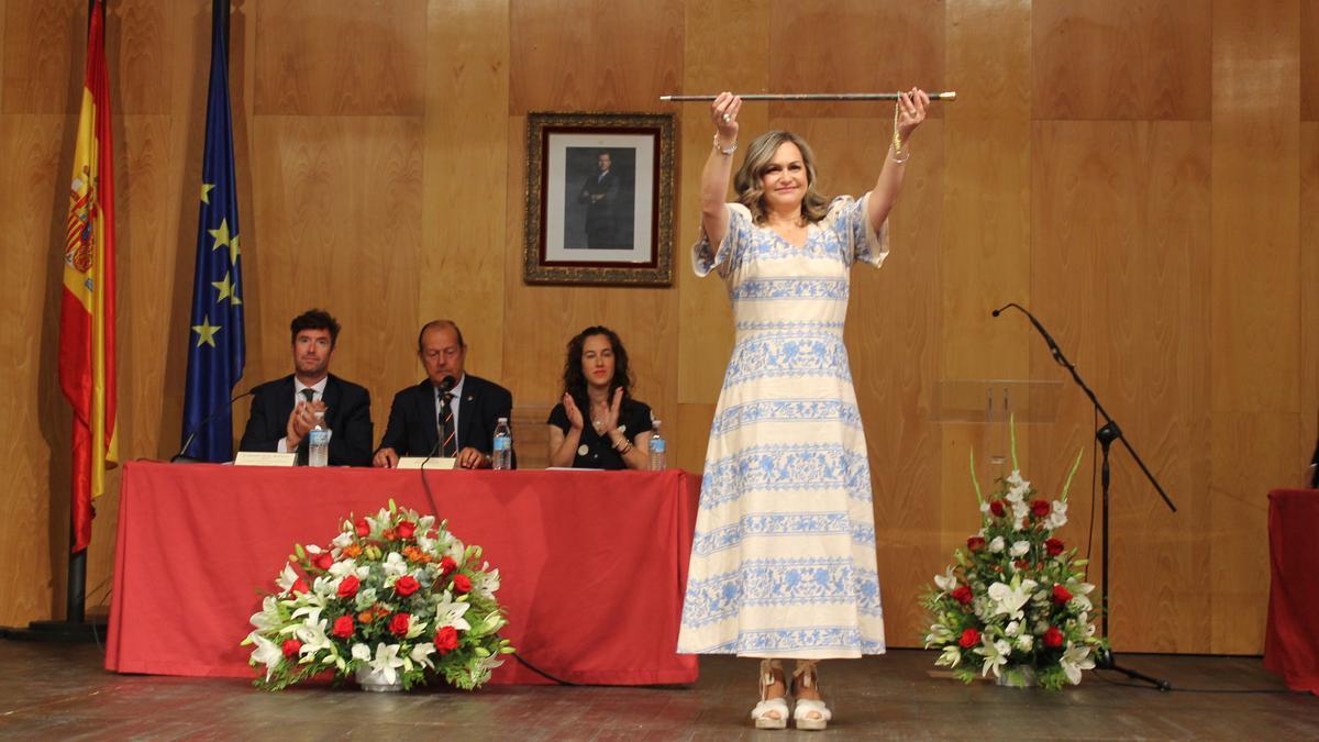La nueva alcaldesa, María Jesús Serrano, con el bastón de mando tras la toma de posesión.