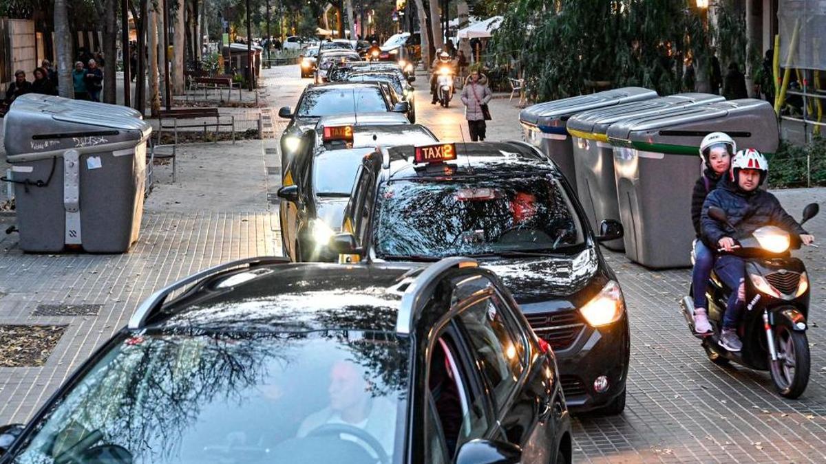 Colapso de tráfico en el eje verde de Consell de Cent