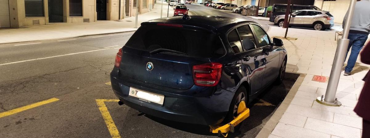 El BMW de matrícula de los Países Bajos inmovilizado en Lalín por carecer de permiso temporal.