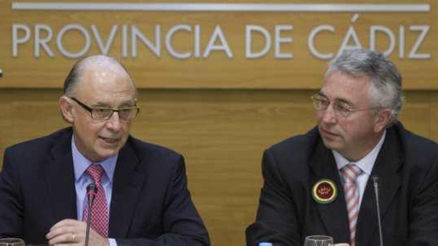 Montoro, ayer junto a Miguel González, presidente de la Confederación de Empresarios de Cádiz.