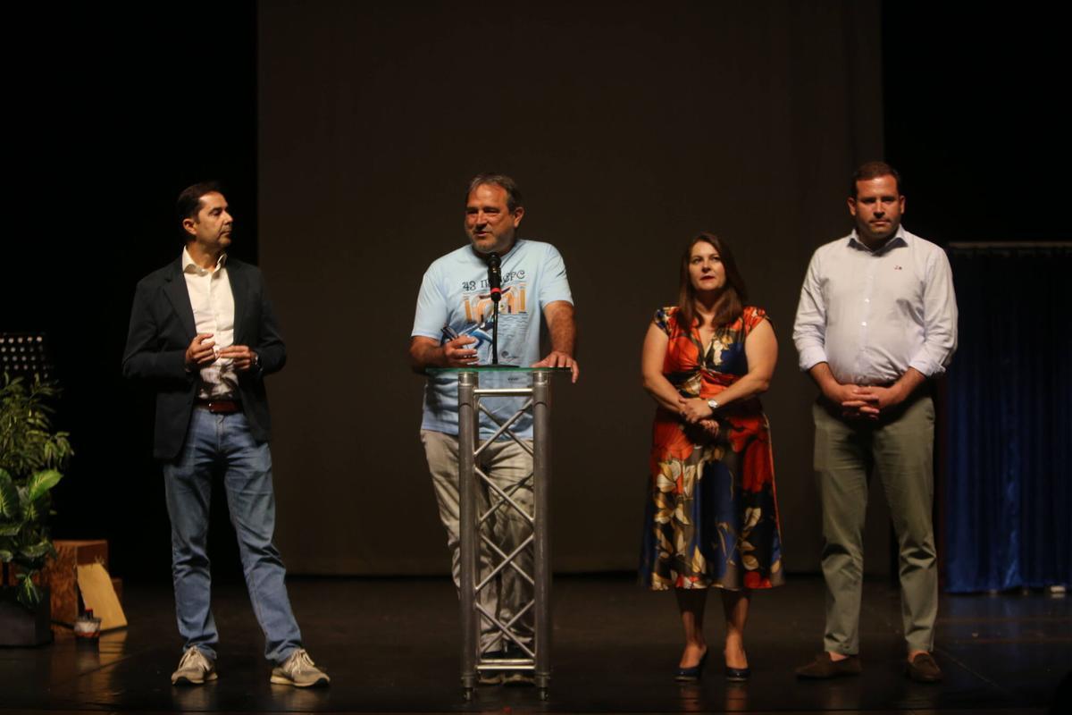 Representantes de la Mostra de Teatro y del Concello en la apertura oficial en el auditorio.