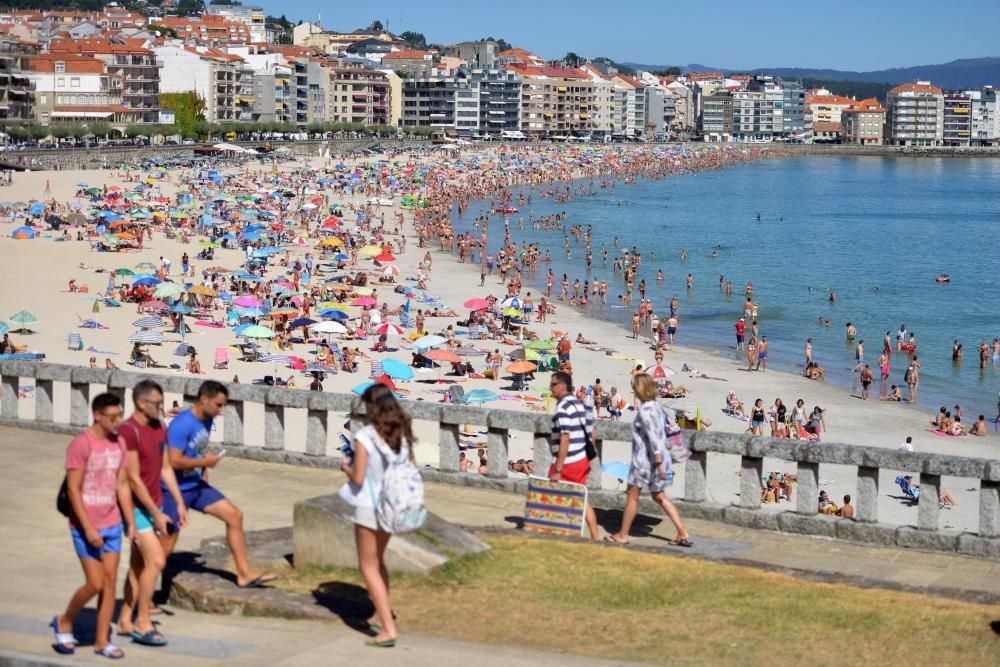 El calor abarrota las playas de Sanxenxo