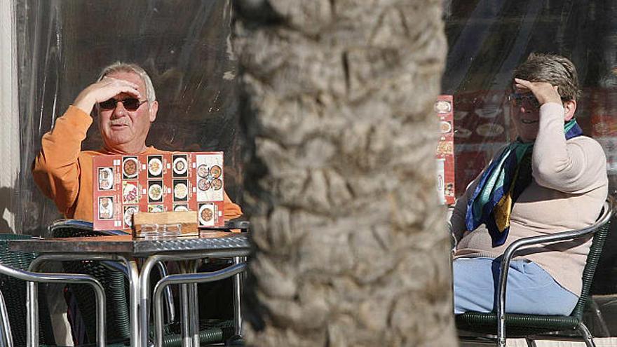 Una pareja de jubilados europeos en una cafetería de Torrevieja, donde el porcentaje foráneo representa el 53,4% de la población.