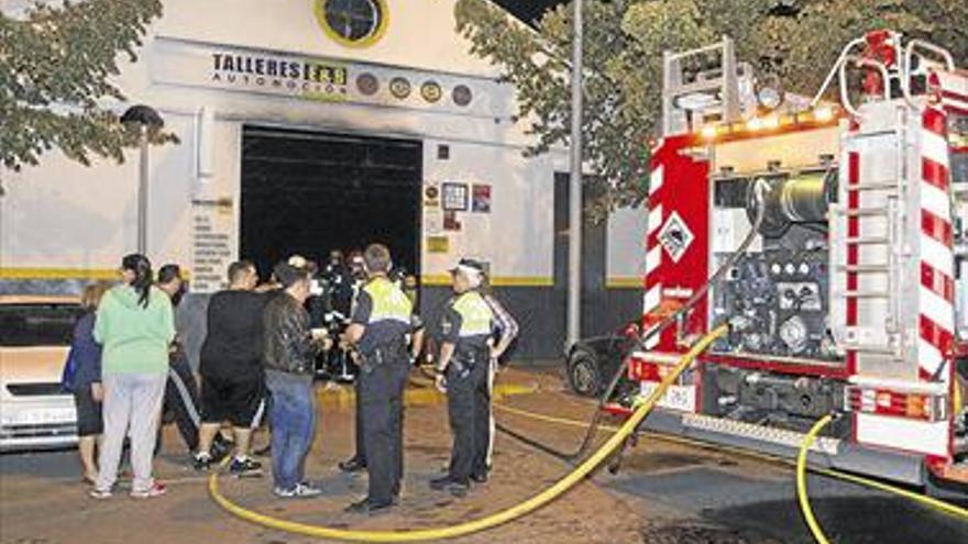 EL FUEGO EN UNA NAVE ‘DESALOJA’ UN LOCAL INFANTIL EN VILA-REAL