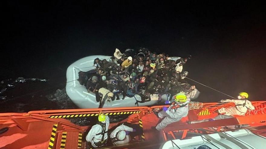 Una llamada a 93 kilómetros de Lanzarote permite rescatar a 129 personas
