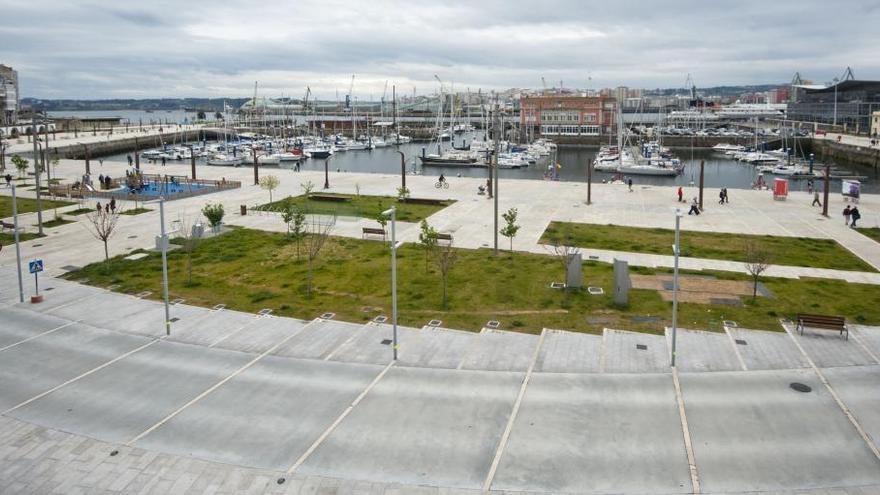 Vista de la Marina coruñesa bajo un cielo nublado.