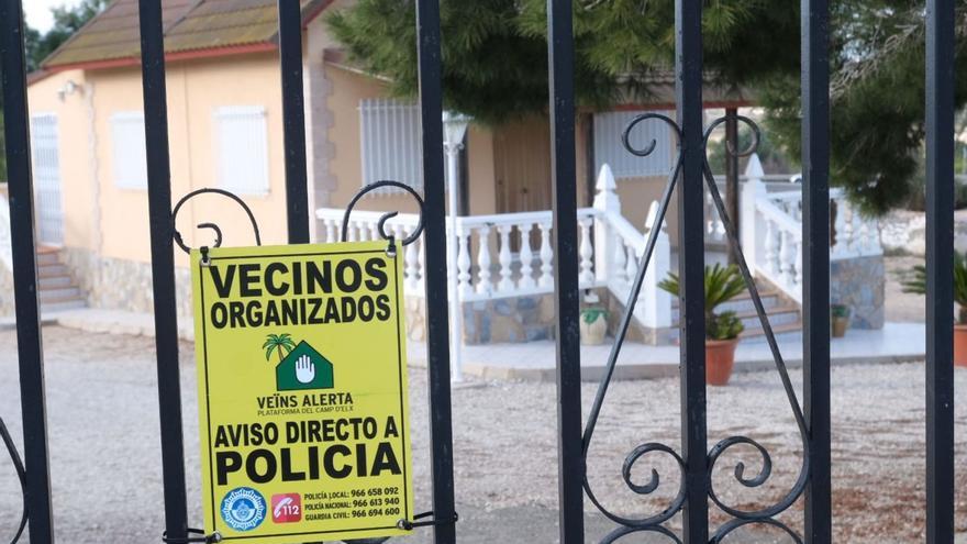 Cada día se cuelgan en chalets estos carteles disuasorios con el contacto de la policía.  | ÁXEL ÁLVAREZ