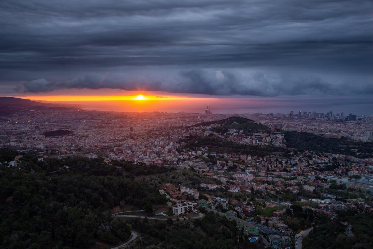 Primera luz del día 17 de abril del 2024 en Barcelona, vista desde el Observatori Fabra