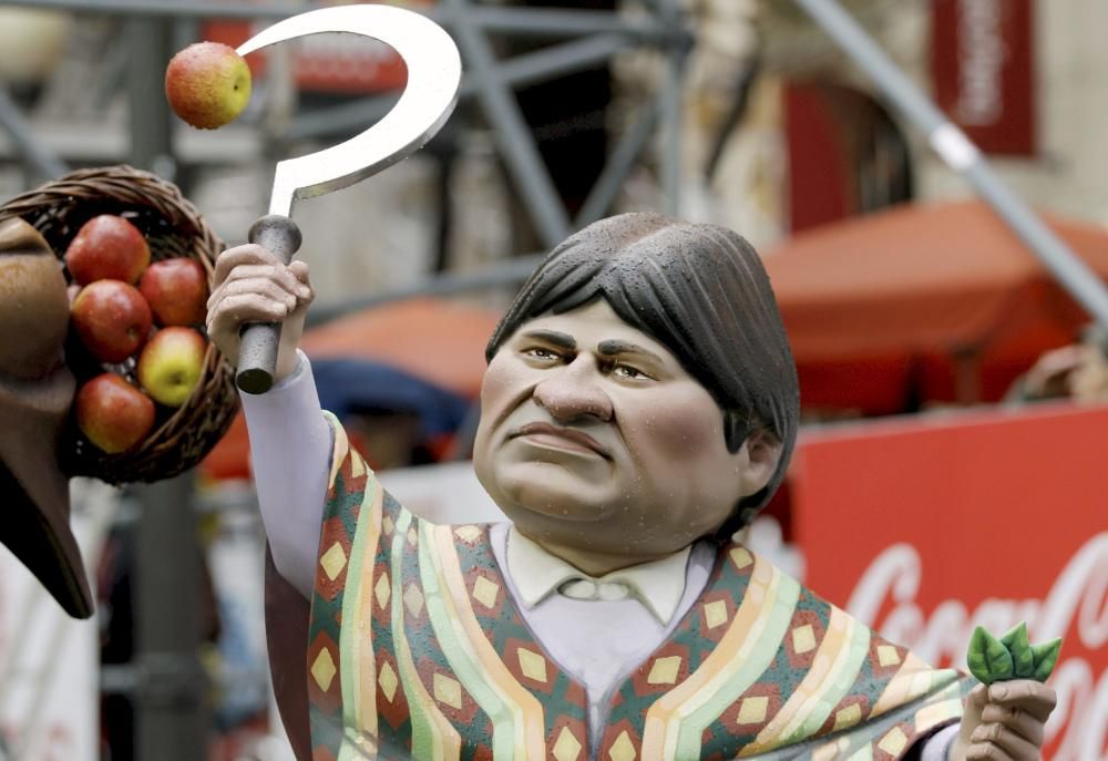 La falla consigue una enorme proyección internacional por las figuras de políticos de todo el mundo, como Evo Morales...