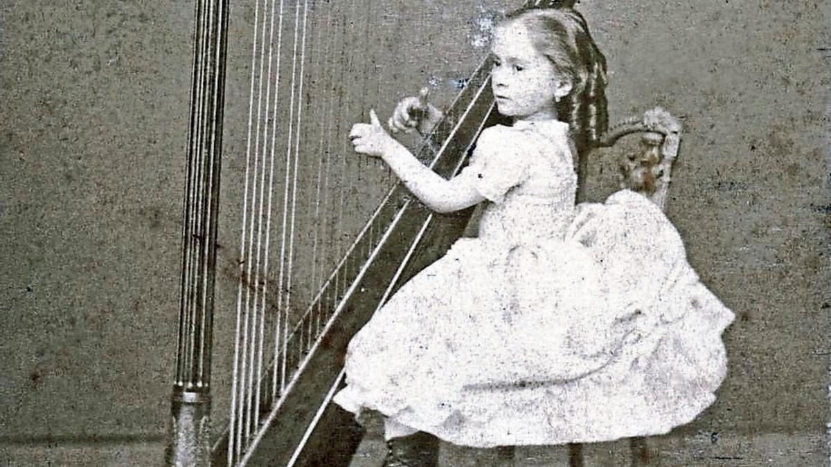 Esmeralda Cervantes toca el arpa cuando era niña