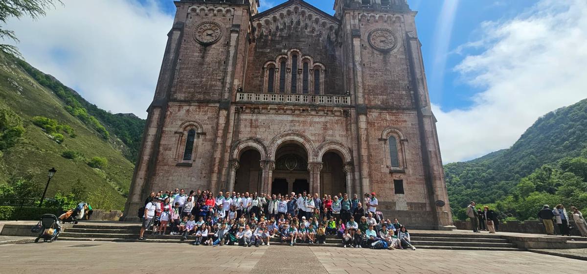 Los participantes, frente a la Basílica