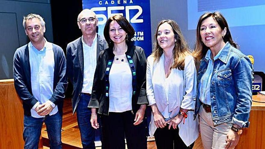 De izquierda a derecha, ayer antes del debate: Xulio Ferreiro, Francisco Jorquera, la periodista Isabel Bravo, Inés Rey y Beatriz Mato.