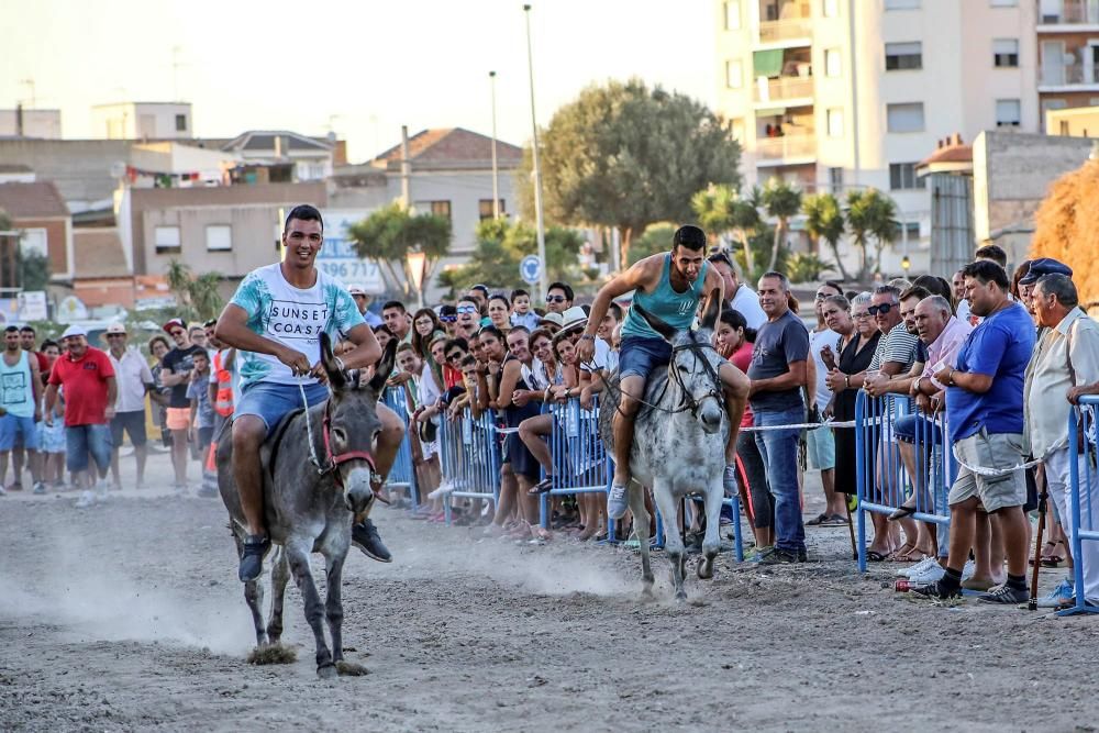 Los participantes, que salían de dos en dos y hasta de tres en tres, cabalgaron con el fin de llegar a la meta los primeros