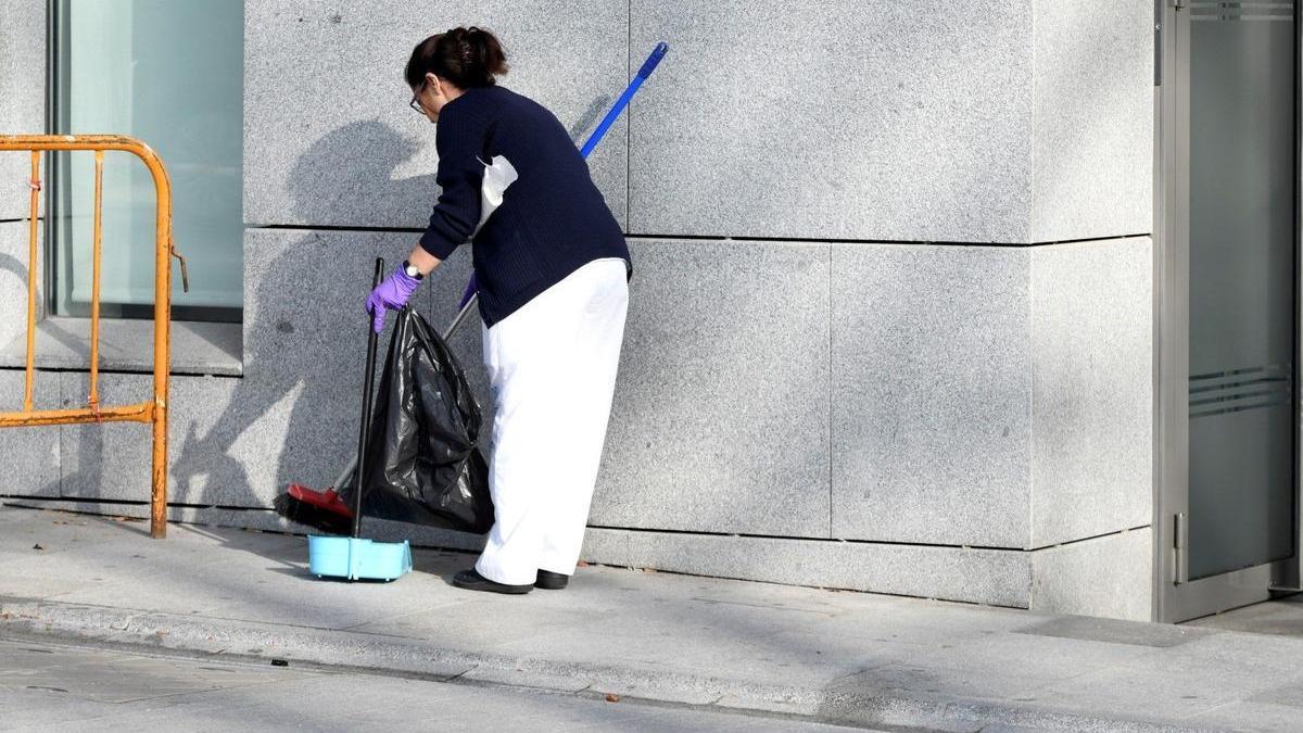 Imagen de archivo de una trabajadora de la limpieza.